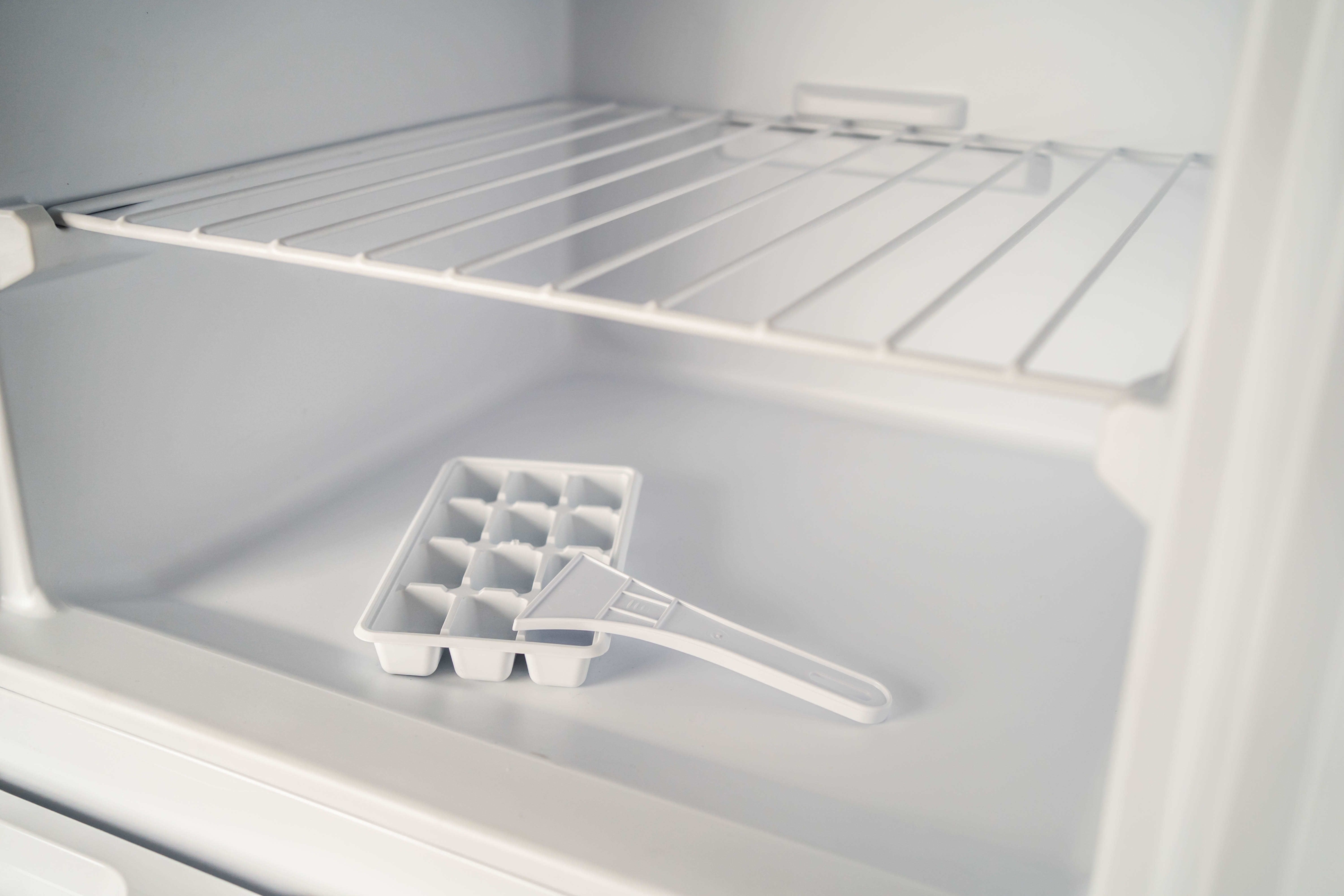 Danby DPF074VIWDB ice tray and scraper 2